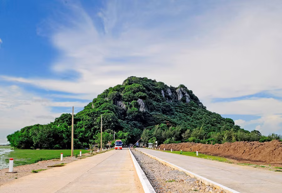 Đá Dựng cách trung tâm thị xã Hà Tiên khoảng 6 km, có độ cao gần 100 m. Gọi là núi Đá Dựng vì đá ở đây dựng đứng như vách. Khung cảnh đá núi, hang động trong không gian trời mây hữu tình khiến danh thắng này được nhiều du khách yêu thích và thường đến tham quan trong hành trình du lịch của mình.