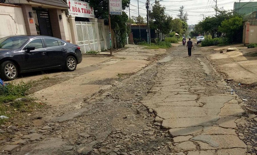  Toàn tuyến đường Chu Mạnh Trinh đang trong tình trạng xuống cấp nghiêm trọng. Ảnh: Hà Phương