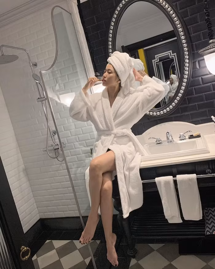 Diệu Nhi hài hước viết rằng, mình đang đóng giả một người sạch sẽ khi quấn áo choàng, đội khăn tắm chụp ảnh.