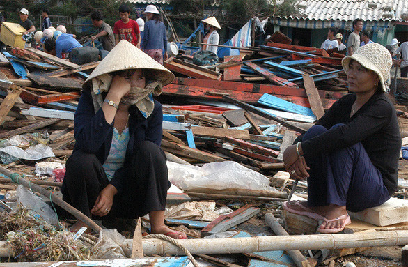 Các con ở xa, mong ngóng cơn bão sẽ không ập đến quê nhà mình - Ảnh minh họa: T.T.D.