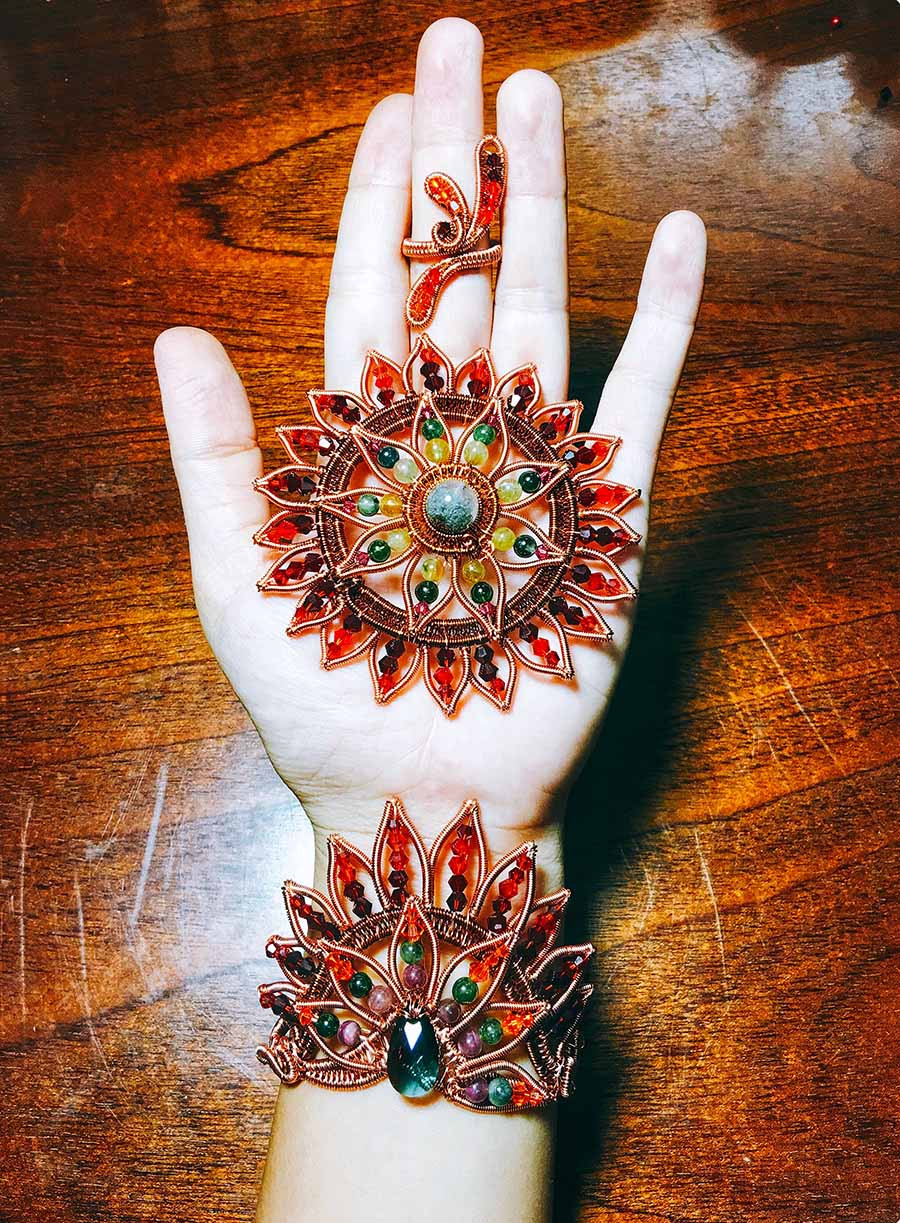 Những món đồ trang sức xinh lung linh được uốn bằng dây đồng. Ảnh: Nhật Linh