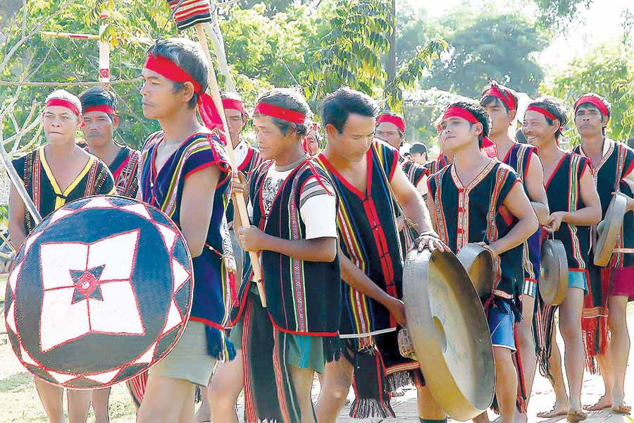  Các nghệ nhân làng Chuét 1 (phường Thắng Lợi, TP. Pleiku) biểu diễn cồng chiêng tại một lễ hội. Ảnh: Đ.T