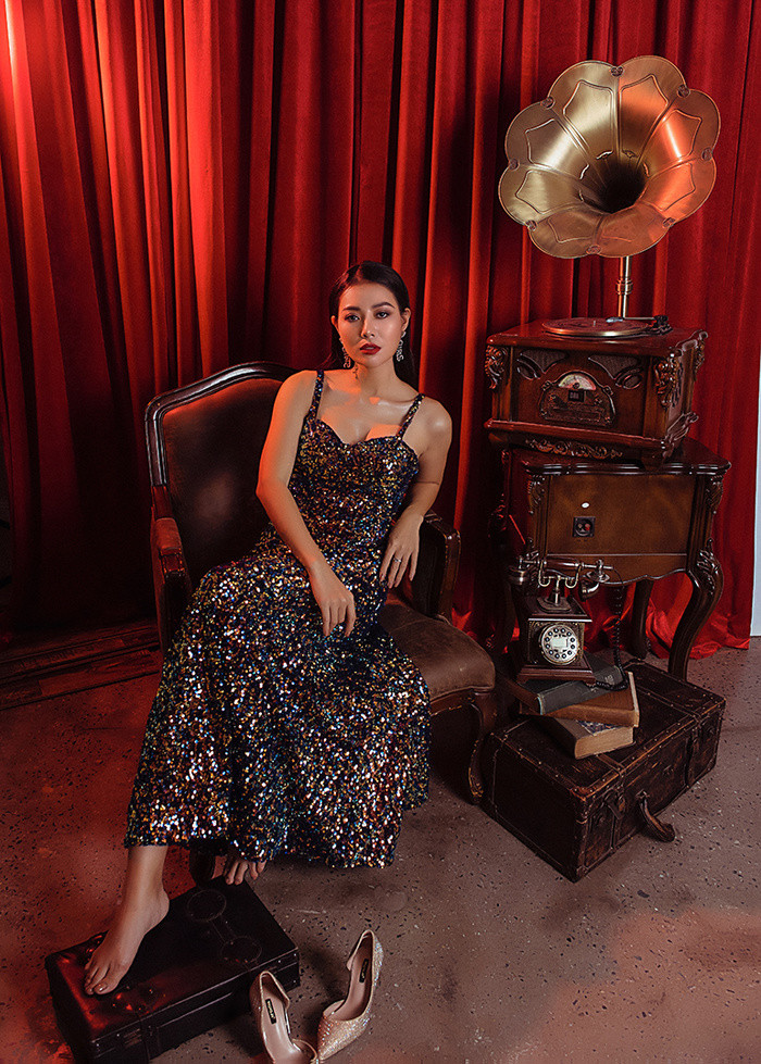 Thanh Hương chọn môi đỏ bầm và mắt đỏ rượu vang cho thêm sang trọng