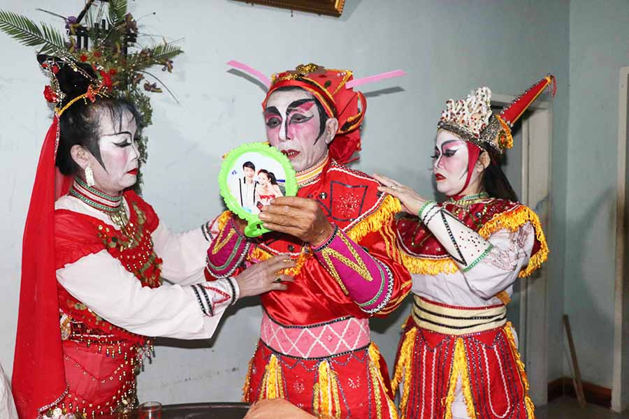 Các nghệ sĩ không chuyên của Câu lạc bộ hát tuồng thôn Tú Thủy chuẩn bị trước một buổi diễn. Ảnh: N.M Các nghệ sĩ không chuyên của Câu lạc bộ hát tuồng thôn Tú Thủy chuẩn bị trước một buổi diễn. Ảnh: N.M
