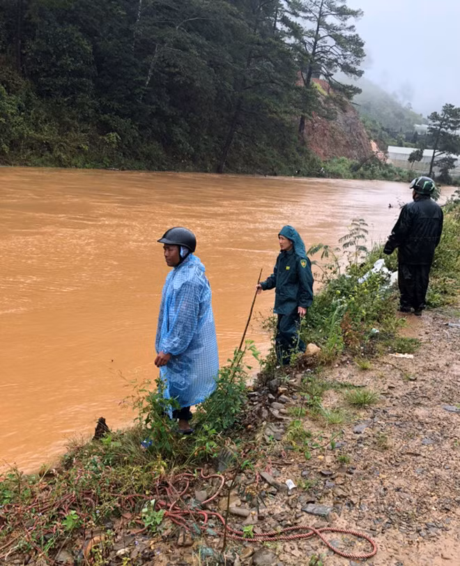  Lực lượng chức năng tìm kiếm thi thể ông Thao dọc suối Đạ Dâng Lớn - Ảnh: Lâm Viên