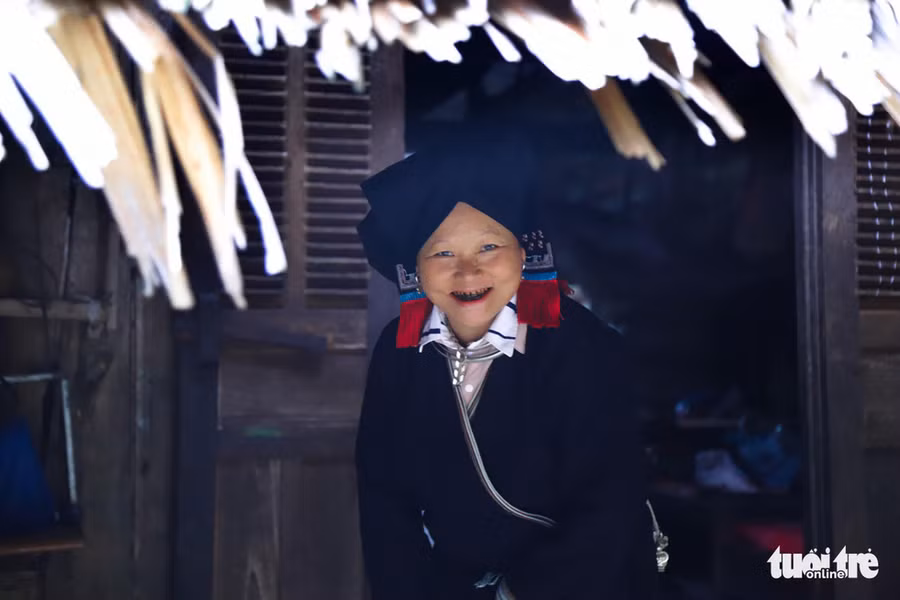 Những phụ nữ người Dao có tập quán ăn trầu nhuộm răng. Họ rất thân thiện, niềm nở khi thấy du khách ghé nhà chơi - Ảnh: DANH TRỌNG