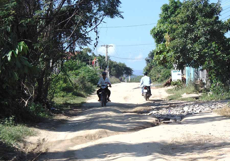 Huyện Krông Pa còn nhiều đoạn đường đất chưa được đầu tư, xây dựng. Ảnh: Chí Hào