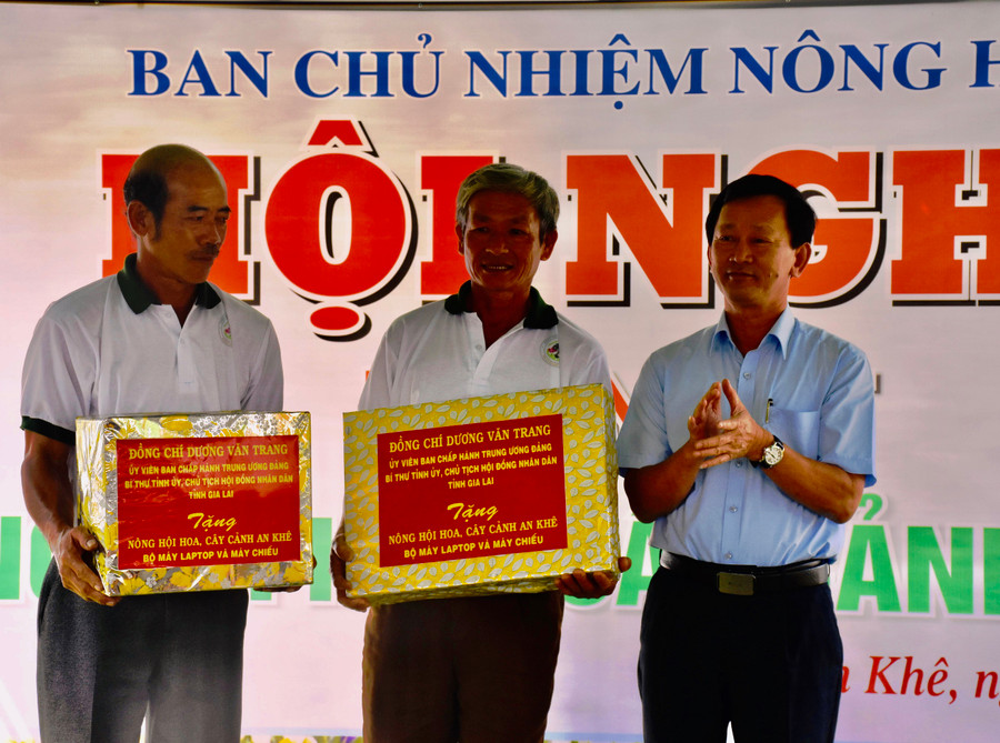 Bí thư Tỉnh ủy Dương Văn Trang trao quà cho tập thể Nông hội hoa, cây cảnh An Khê.