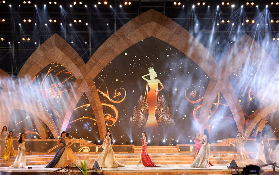 Các thí sinh tự tin thể hiện trên sân khấu. Ảnh: H.Thơ.