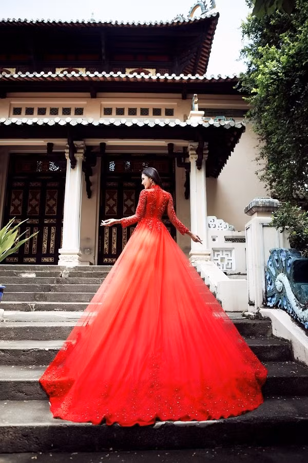  Đặc biệt phía đằng sau chiếc áo dài đỏ như một váy cưới lộng lẫy vô cùng đặc sắc