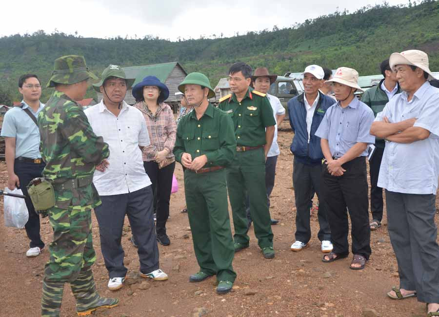  Bí thư Tỉnh ủy Dương Văn Trang (thứ 4 từ trái qua) kiểm tra tình hình sản xuất, đời sống của các hộ dân ở khu vực núi Cheng Leng (xã Hbông, huyện Chư Sê) tháng 8-2018. Ảnh: Đ.P