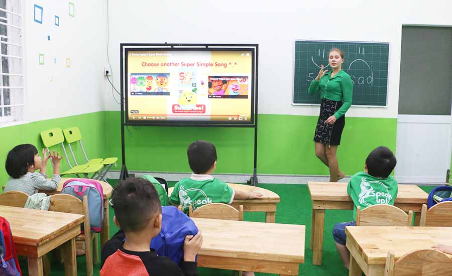  Các học viên được giáo viên nước ngoài luyện kỹ năng nghe, nói tiếng Anh. Ảnh: Q.T