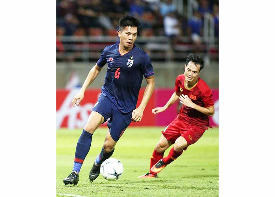  Một pha bóng trong trận đấu lượt đi giữa Thái Lan và Việt Nam. Ảnh internet