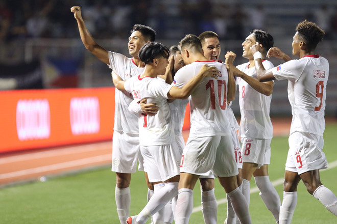 Niềm vui của chủ Philippines khi sống lại hy vọng vào bán kết - Ảnh Khả Hòa