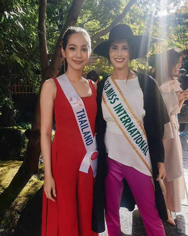 Leearamwat lựa chọn nhiều trang phục thanh lịch trong suốt thời gian tham gia cuộc thi Hoa hậu Quốc tế 2019