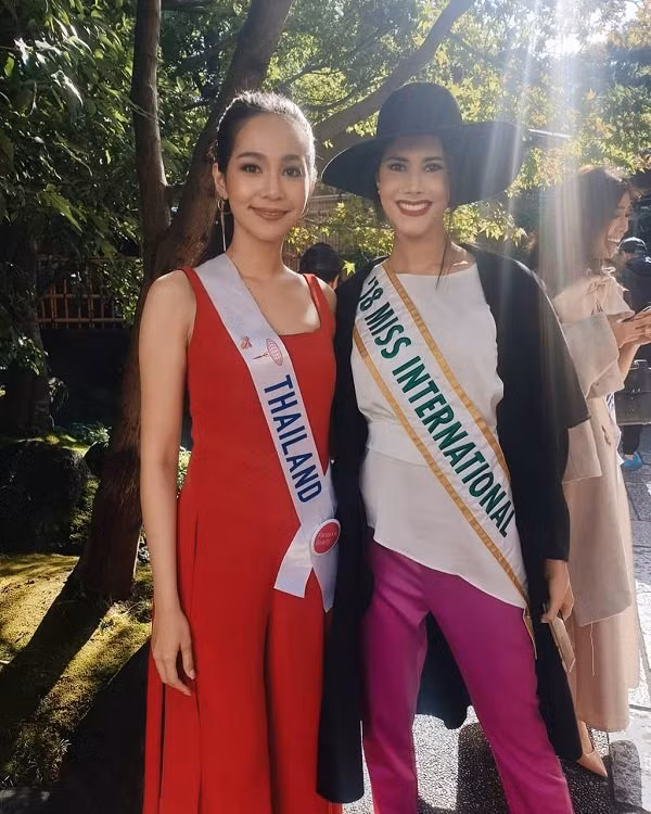 Leearamwat lựa chọn nhiều trang phục thanh lịch trong suốt thời gian tham gia cuộc thi Hoa hậu Quốc tế 2019