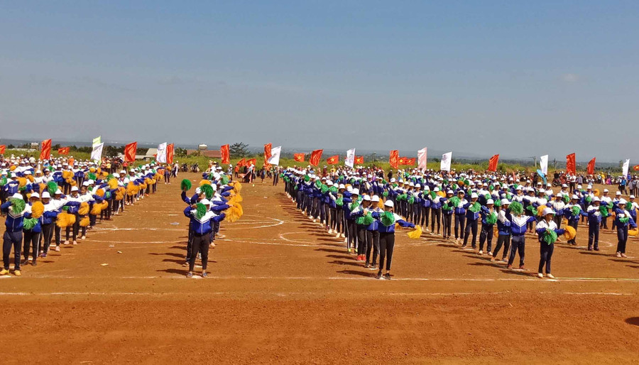  Học sinh trường THCS Nguyễn trãi, thị trấn Nhơn Hòa đồng diễn. Ảnh: Anh Thư