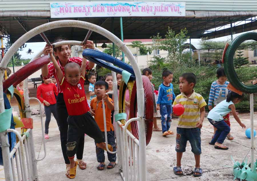  Việc xây dựng các khu vui chơi cho học sinh được nhiều trường mầm non ở huyện Chư Sê rất quan tâm. Ảnh: Q.T
