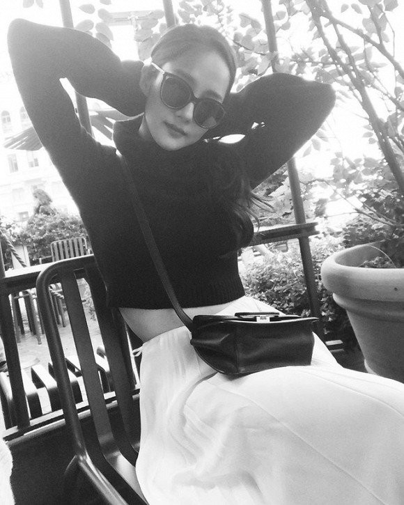  Dù chỉ là ảnh đen trắng nhưng Park Min Young khéo léo khoe vòng eo thon gọn ở tuổi 33 của mình trong tấm hình gần đây