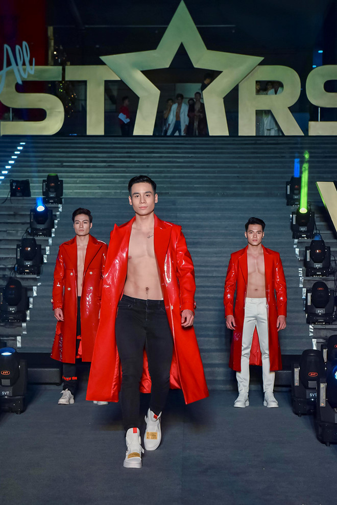 Nam vương Cao Xuân Tài khoe vóc dáng lực lưỡng, săn chắc