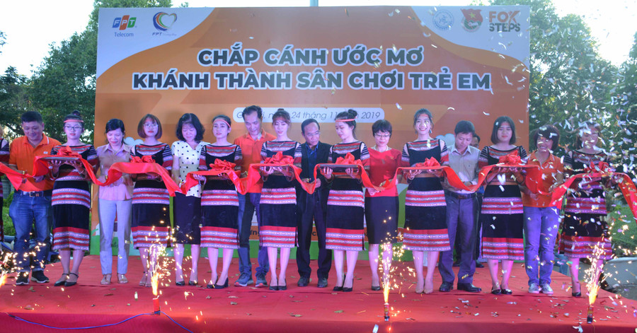 Các đại biểu cắt băng khánh thành sân chơi thiếu nhi tại công viên Nguyễn Viết Xuân, TP. Pleiku. Ảnh: Hà Đức Thành Các đại biểu cắt băng khánh thành sân chơi thiếu nhi tại công viên Nguyễn Viết Xuân, TP. Pleiku. Ảnh: Hà Đức Thành