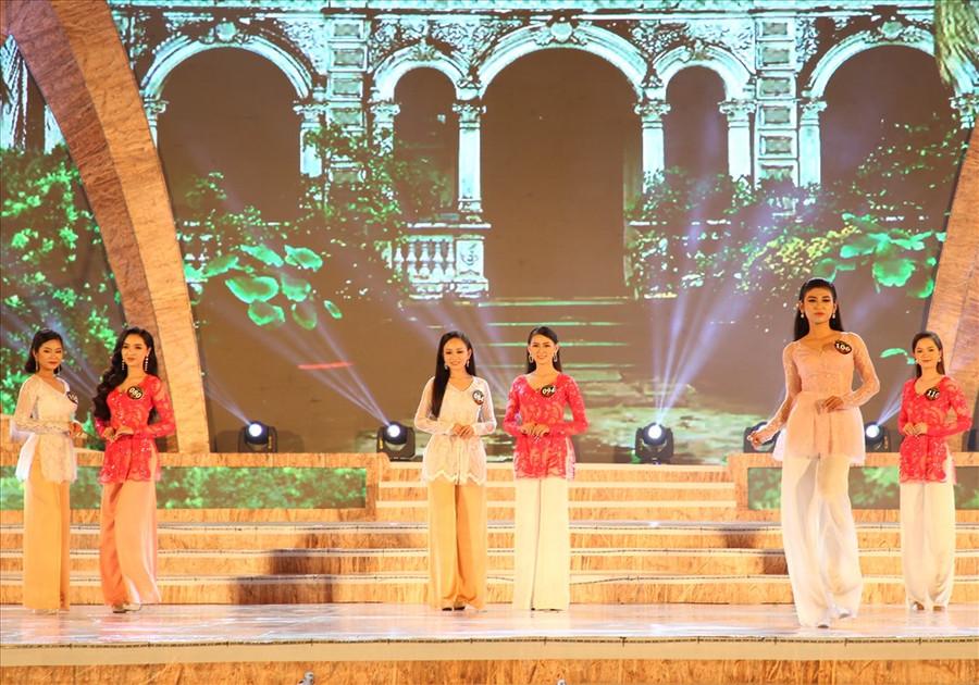  Phần trình diễn trang phục áo bà ba. Ảnh: H.Thơ.