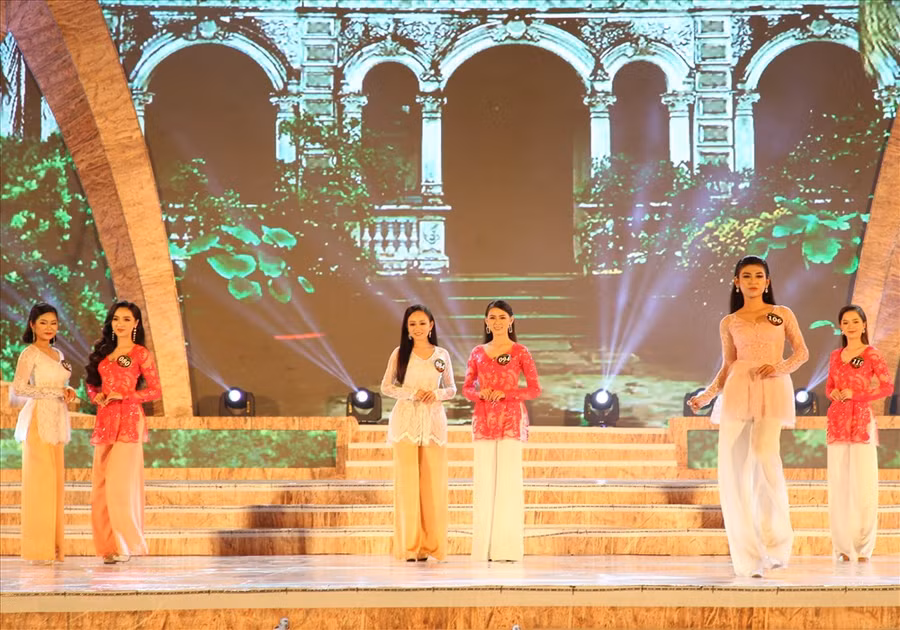  Phần trình diễn trang phục áo bà ba. Ảnh: H.Thơ.