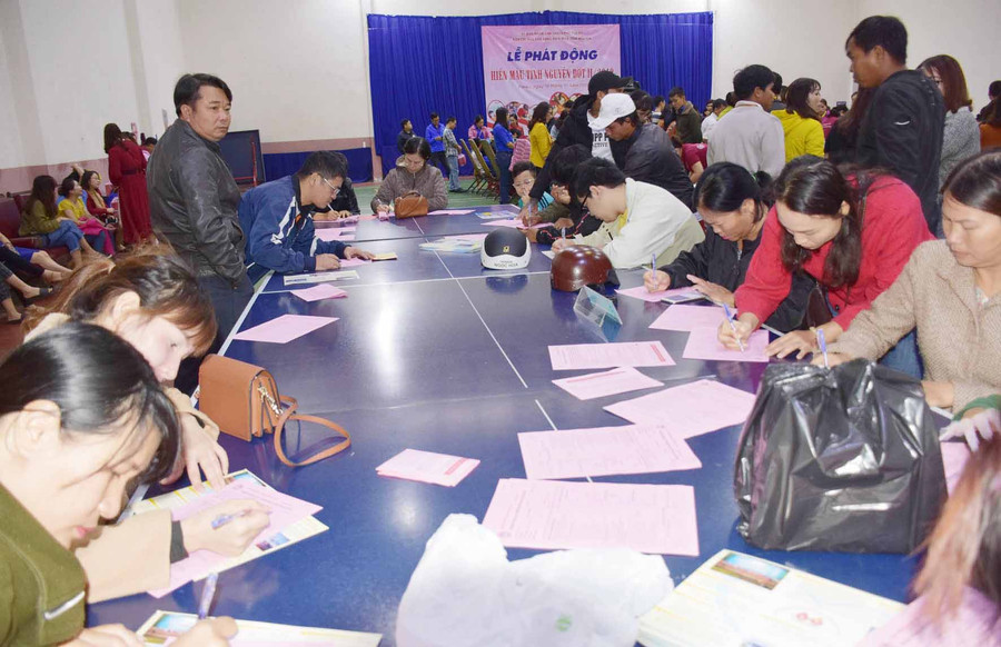 Các tình nguyện viên đăng ký tham gia hiến máu. Ảnh: Hà Phương Các tình nguyện viên đăng ký tham gia hiến máu. Ảnh: Hà Phương