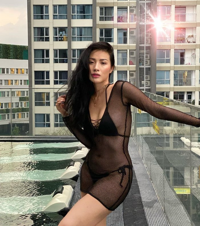 Những bộ cánh xuyên thấu khoe da thịt là cách Yaya Trương Nhi thu hút sự chú ý. Tuy nhiên, outfit này lại có phần quá táo bạo, nằm giữa ranh giới của vẻ đẹp và sự phô phang.