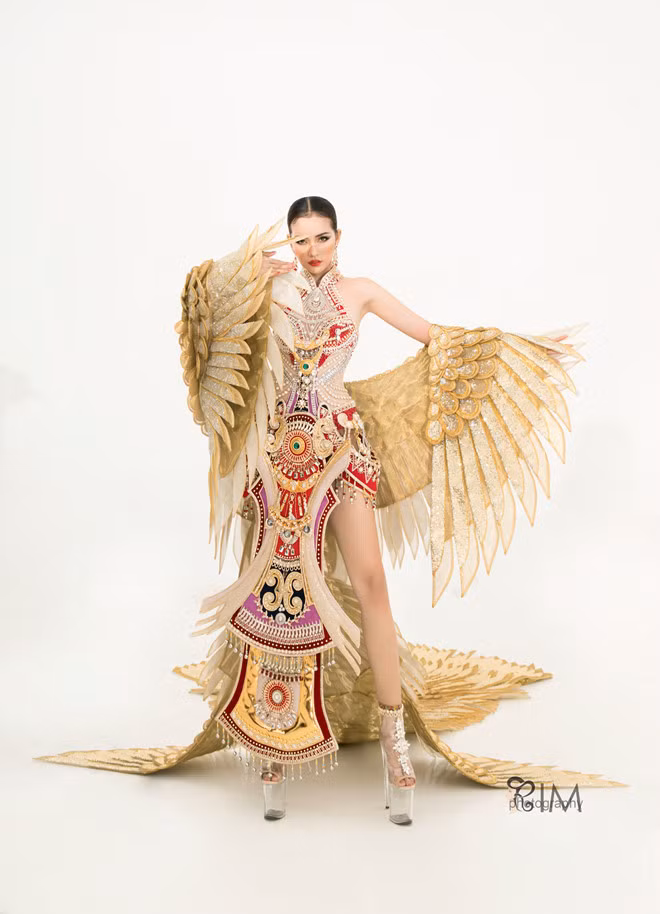 Người đẹp hứa sẽ cố gắng tập luyện thêm nhằm có phần trình diễn tốt nhất, làm sao thể hiện trọn vẹn tinh thần của bộ trang phục. Hoa hậu Siêu quốc gia 2019 (Miss Supranational) đang diễn ra từ 18.11 - 6.12 tại Ba Lan - Ảnh: Thân Nguyễn An Kha