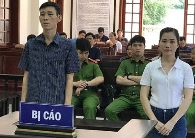 Hai bị cáo Tâm (bên trái) và Nga tại phiên tòa - Ảnh: CTV