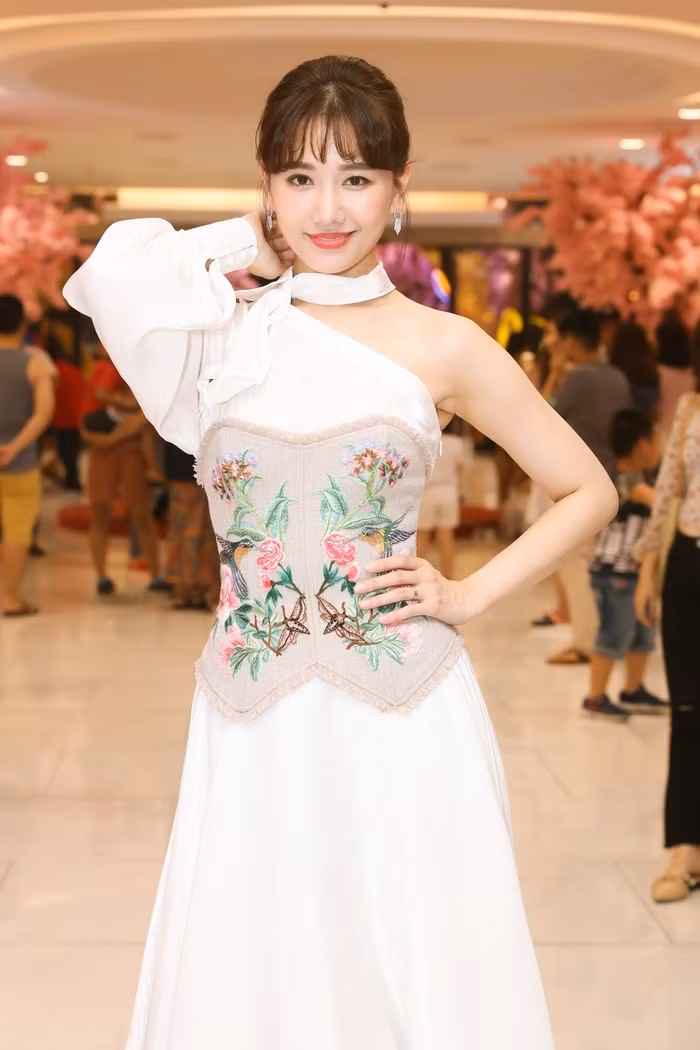  Thiết kế khoe khéo được dáng vóc gợi cảm, đường cong của nữ ca sĩ. Điều đặc biệt là cách mix corset tạo điểm nhấn cực kỳ ấn tượng.