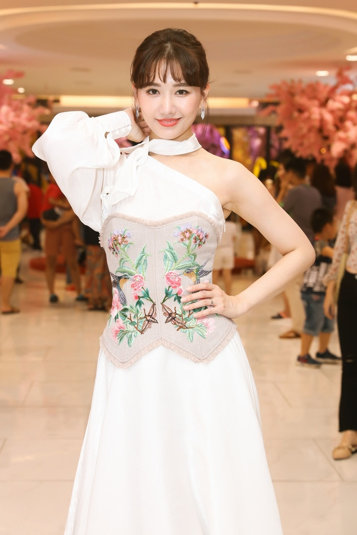  Thiết kế khoe khéo được dáng vóc gợi cảm, đường cong của nữ ca sĩ. Điều đặc biệt là cách mix corset tạo điểm nhấn cực kỳ ấn tượng.