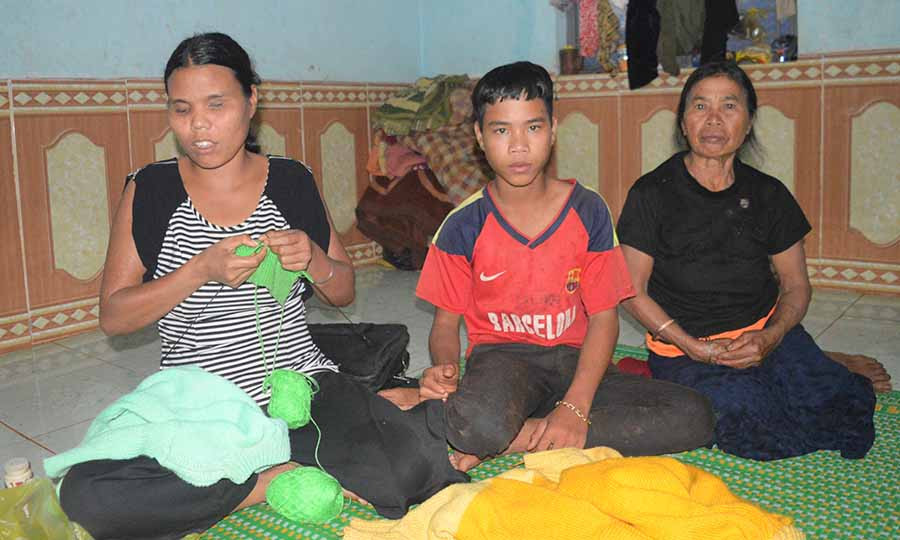 Chị Kpă Roeh (bìa trái) cùng con trai và mẹ già. Ảnh: H.T  Chị Kpă Roeh (bìa trái) cùng con trai và mẹ già. Ảnh: H.T