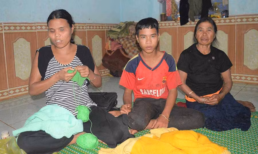  Chị Kpă Roeh (bìa trái) cùng con trai và mẹ già. Ảnh: H.T