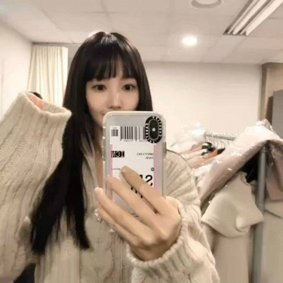 Trước đó không lâu , kiểu mái ngang búp bê của nàng ” Thư ký Kim” từng dậy sóng mạng xã hội