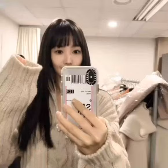 Trước đó không lâu , kiểu mái ngang búp bê của nàng ” Thư ký Kim” từng dậy sóng mạng xã hội