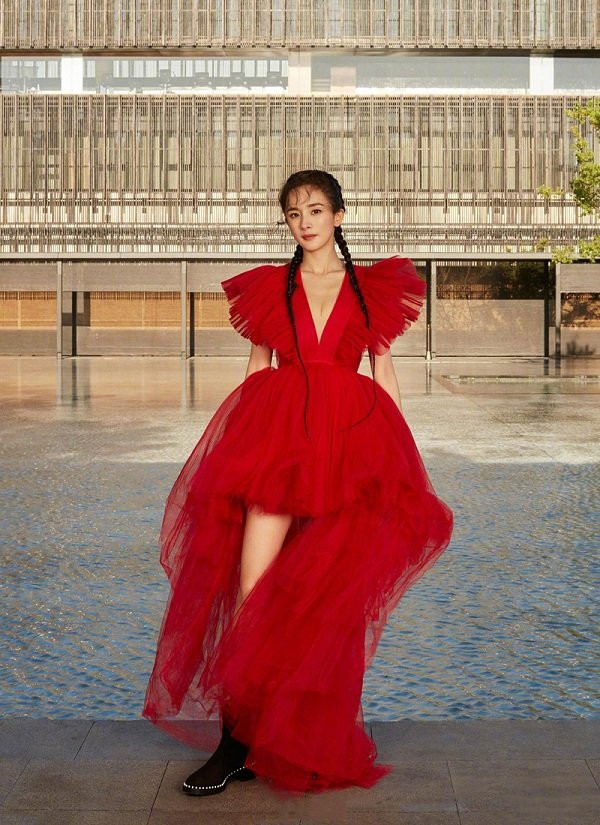 Trước đó, mỹ nhân Cbiz Dương Mịch cũng là sao Hoa Ngữ đầu tiên mặc kiểu váy này khi cô chụp hình cho tạp chí, cô từng được so sánh với chân dài Kendall khi cả hai đụng hàng một kiểu váy