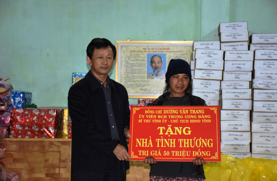 Bí thư Tỉnh ủy Dương Văn Trang tặng 1 ngôi nhà tình thương trị giá 50 triệu đồng cho gia đình bà Pịa thuộc diện nghèo nhất làng Đê Btưk.