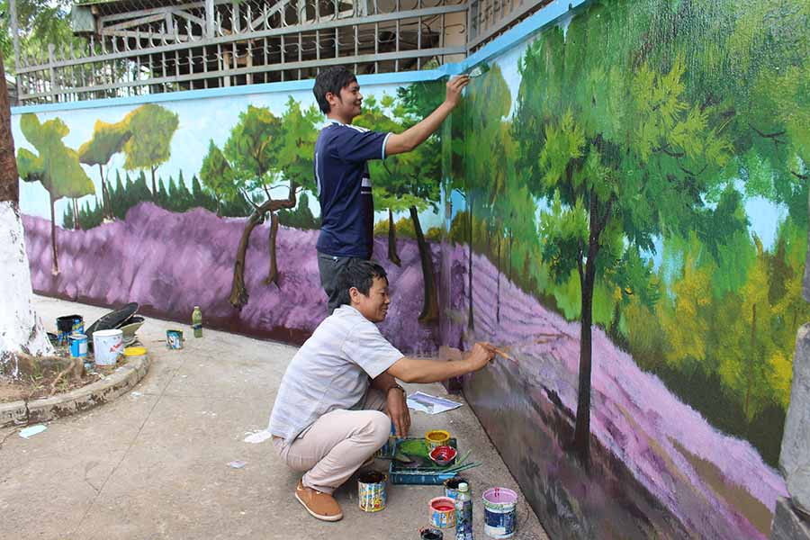 Hình ảnh đồi cỏ hồng ở Đak Đoa được thể hiện ở bức tranh tường. Ảnh: P.L