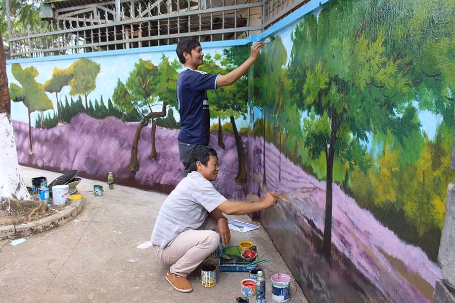 Hình ảnh đồi cỏ hồng ở Đak Đoa được thể hiện ở bức tranh tường. Ảnh: P.L