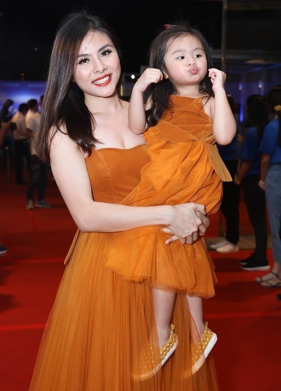  Diễn viên Vân Trang ton-sur-ton với con gái.