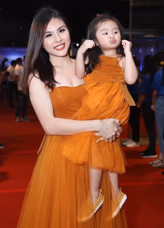  Diễn viên Vân Trang ton-sur-ton với con gái.