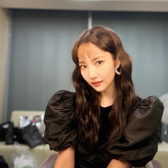  Park Min Young xinh đẹp, trẻ trung trong loạt hình mới với kiểu tóc kén mặt, kiểu mái lưa thưa này không phải ai cũng hợp