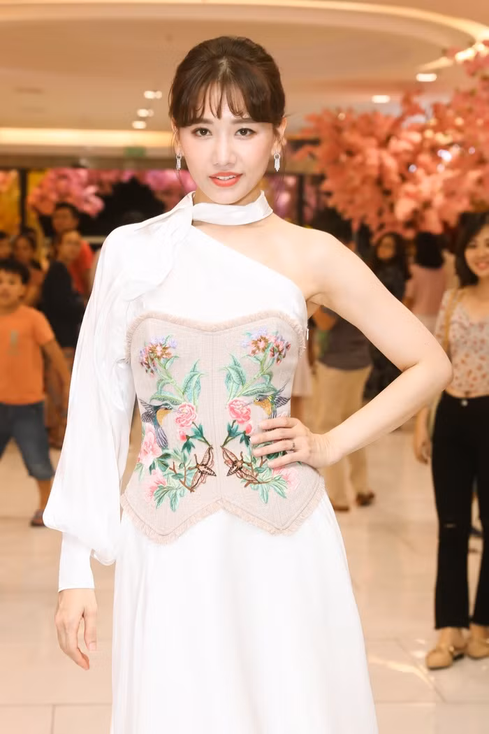 Ngày xưa, những chiếc corset được xem như món đồ giúp định hình dáng vóc, thậm chí còn được siết rất chặt đến khó thở, nhưng giờ thì đã trở thành các item hợp mốt.