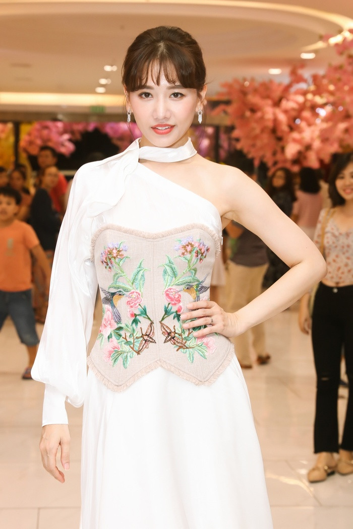 Ngày xưa, những chiếc corset được xem như món đồ giúp định hình dáng vóc, thậm chí còn được siết rất chặt đến khó thở, nhưng giờ thì đã trở thành các item hợp mốt.