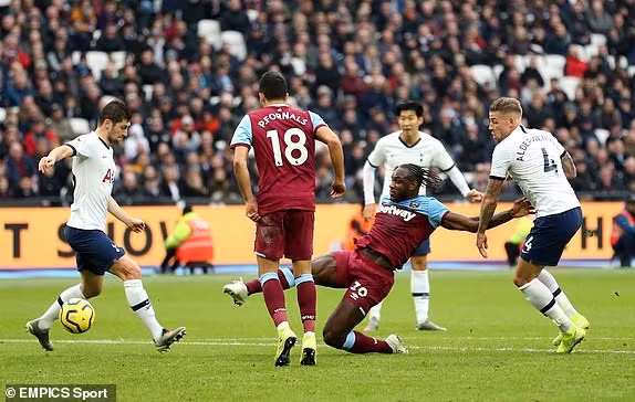  Michail Antonio ghi bàn thắng cho West Ham.