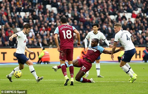  Michail Antonio ghi bàn thắng cho West Ham.