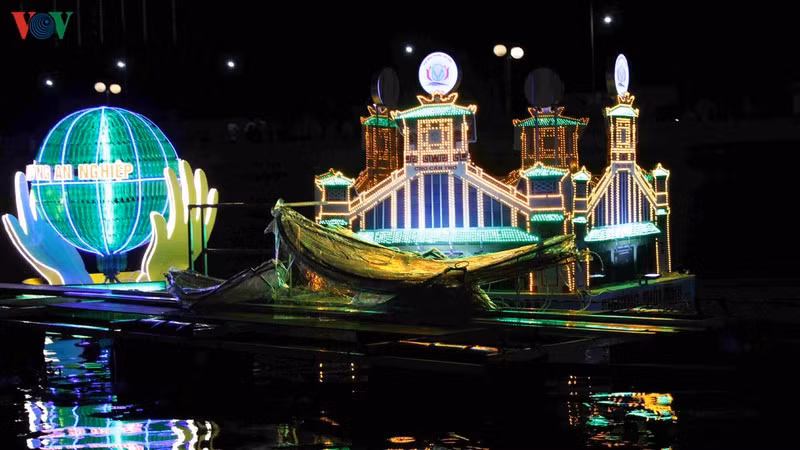 Nhiều mô hình hoa đăng của các quận, huyện trên địa bàn thành phố Cần Thơ.