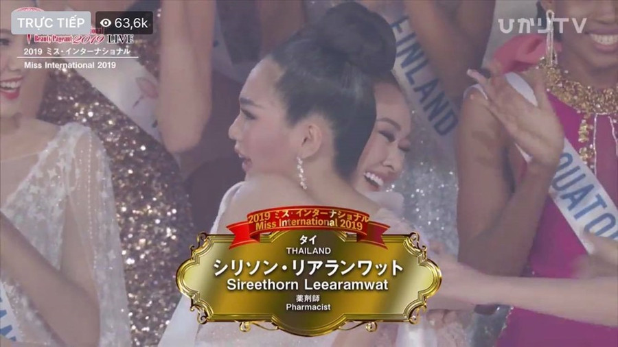 Khoảnh khắc Á hậu Tường San ôm chầm Tân Hoa hậu Quốc tế 2019. Ảnh: CMH.